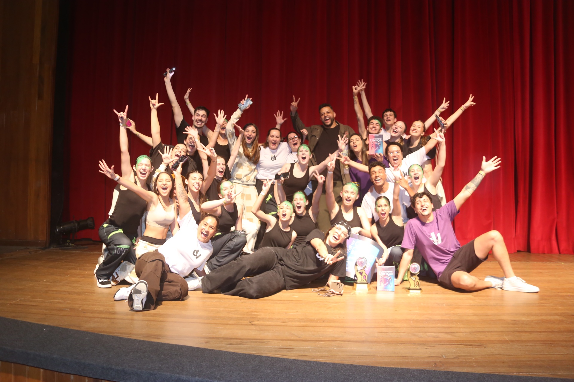 Grupo de dança comemorando